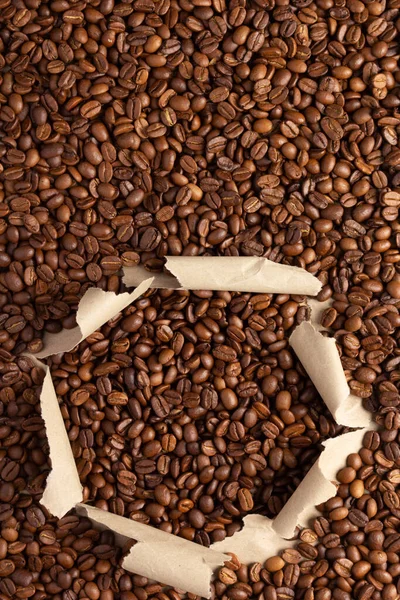 Kaffebönor Trasigt Förpackningspapper Kaffebönor Backround Med Kopieringsutrymme — Stockfoto