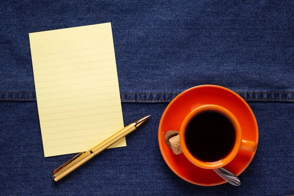 ジーンズの質感のコーヒーカップ デニムを背景にしたコーヒー — ストック写真