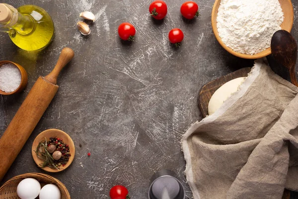 Zelfgemaakte Pizza Bloem Met Ingrediënten Aan Tafel Zwaar Voor Pizza — Stockfoto