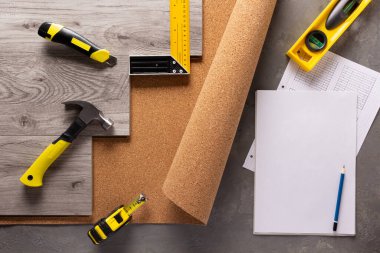 Ahşap kaplama ve zemin arkaplan dokusunda aletler. Tahta kaplama üst görünüm