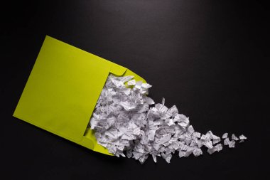 Siyah arkaplan dokusunda yırtık kağıt. İlham fikri konsepti