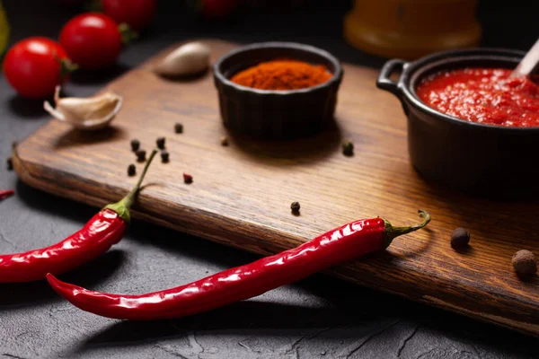 Hűvös Paprika Fűszerek Összetevője Házi Készítésű Főzés Asztalon Chilli Recept — Stock Fotó