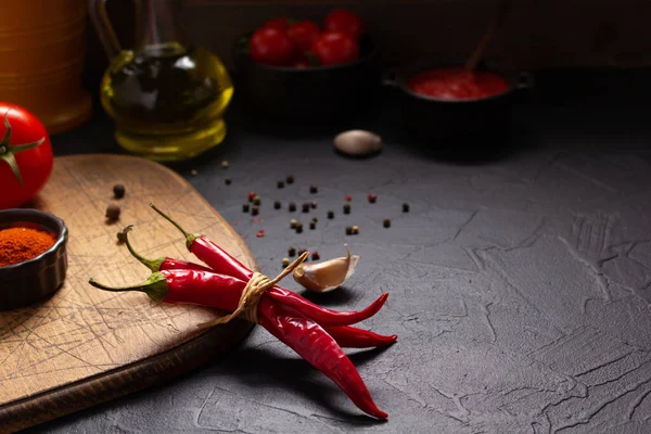 Chladný Pepř Rajčatová Omáčka Ingredience Pro Domácí Vaření Stole Chilli — Stock fotografie