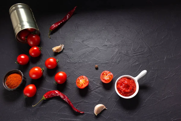Chladný Pepř Rajčatová Omáčka Ingredience Pro Domácí Kečup Stole Chilli — Stock fotografie