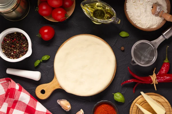比萨和面团自制烹调用的配料在桌上 比萨加酱汁放在桌面背景上 厨房里的厨房概念 — 图库照片