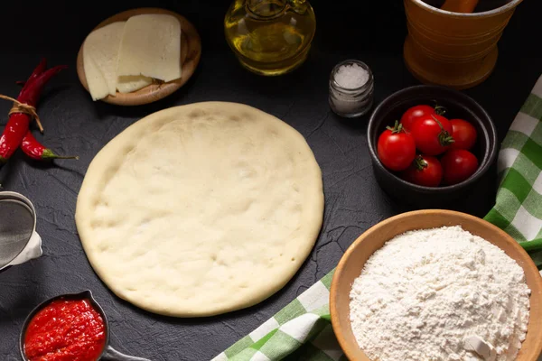 Pizza Und Teig Hausgemachte Küche Mit Zutaten Tisch Pizza Mit — Stockfoto
