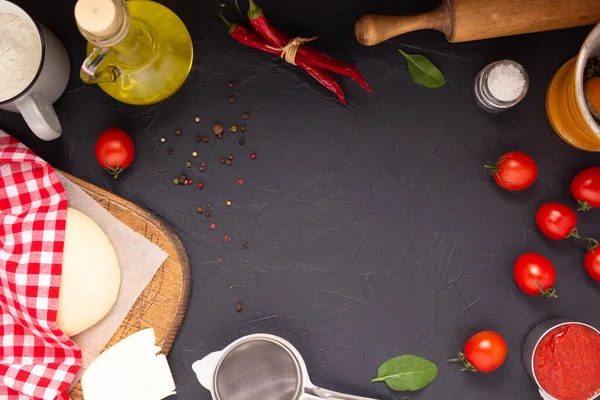 Pizza Och Deg Hemlagad Matlagning Med Ingredienser Vid Bordet Pizza — Stockfoto