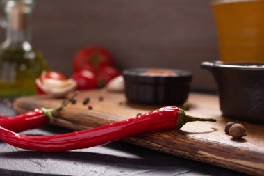 Masadaki ev yapımı yemekler için acı biber. Masanın üstünde kırmızı biber