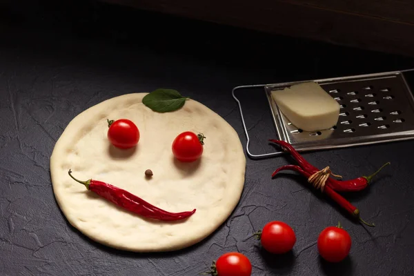 Pizza hamuru ve yemek pişirmek için malzemeler. Mutfakta tarif kavramı