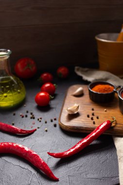 Masadaki ev yapımı yemek için acı biber ve domates sosu malzemesi. Mutfakta kırmızı biber ve tarif konsepti