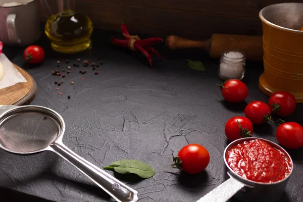 Chladný Pepř Rajčatová Omáčka Ingredience Pro Domácí Kečup Stole Chilli — Stock fotografie