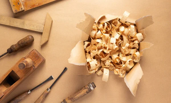 木工用凿子工具和纸制背景的木屑 凿子作为连接工具 — 图库照片