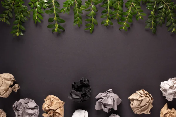 Zweig Mit Blatt Und Zerknüllten Papierkugeln Auf Schwarzem Hintergrund Ökologisches — Stockfoto
