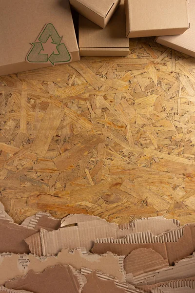 纸板撕破边缘和回收符号在刨花板胶合板背景纹理 棕色撕破的纸 — 图库照片