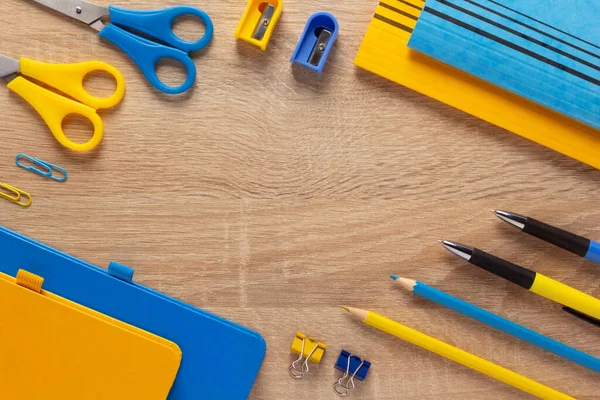 Material Educativo Papelería Mesa Escritorio Madera Textura Fondo Concepto Vuelta —  Fotos de Stock