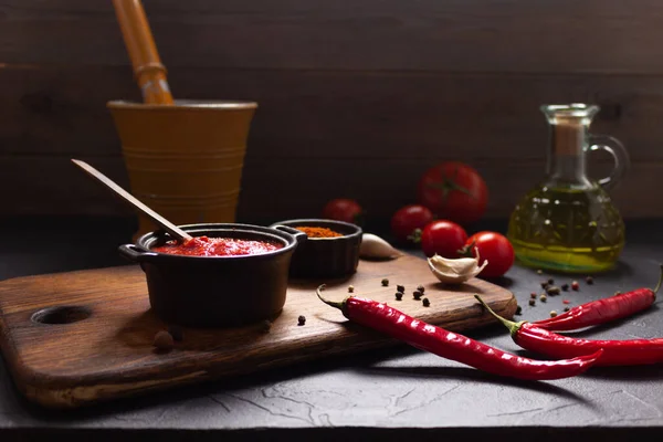Chłodny Pieprz Sos Pomidorowy Składnik Domowej Roboty Gotowania Stole Chilli — Zdjęcie stockowe