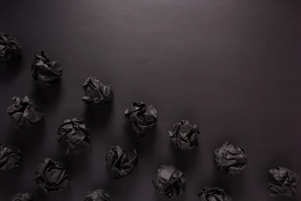 Zgniecione Kulki Papieru Czarnym Tle Tekstury Inspiracja Koncepcja Kreatywnego Pomysłu — Zdjęcie stockowe