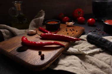 Masadaki ev yapımı yemek için acı biber ve domates sosu malzemesi. Mutfakta kırmızı biber ve tarif konsepti