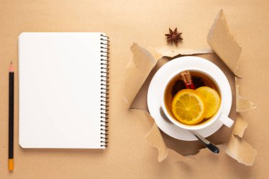 Limonlu çay ve yırtık kağıtta bal. Kupa dolusu çay.