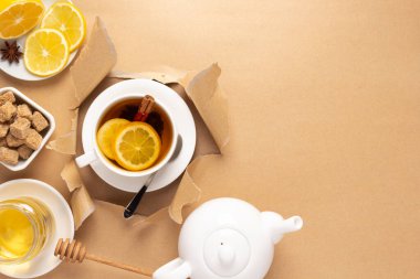 Limonlu çay ve yırtık kağıtta bal. Kupa dolusu çay.