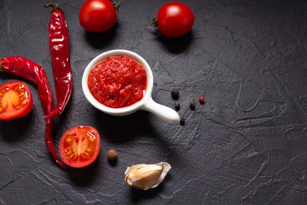 Chladný Pepř Rajčatová Omáčka Ingredience Pro Domácí Vaření Stole Chilli — Stock fotografie