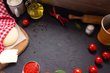 Pizza ya da hamur, içinde malzemeler olan ekmek için. Masaüstü arka planında ev yapımı pizza tarifi