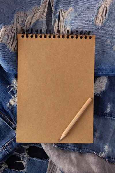 Craft Notebook Džínách Denim Jako Pozadí Textury Modrá Džínová Tkanina — Stock fotografie