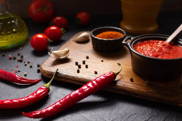 Chladný Pepř Rajčatová Omáčka Ingredience Pro Domácí Vaření Stole Chilli — Stock fotografie