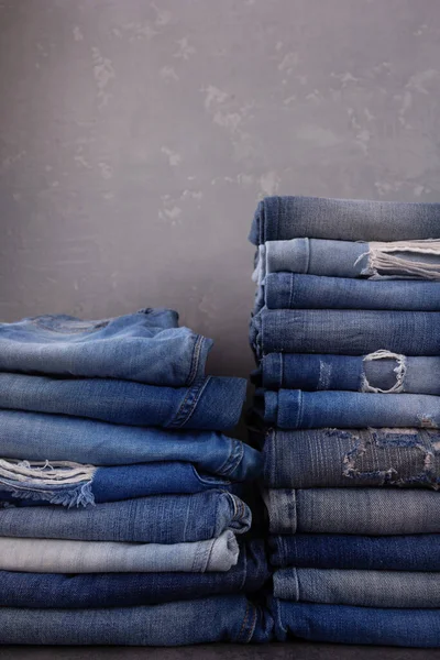 Niebieskie Dżinsy Sterta Dżinsów Tle Stołu Jeansowy Stos Tkanin Jako — Zdjęcie stockowe