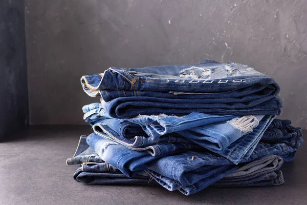 Jeans Blu Denim Pila Tavola Sfondo Jeans Tessuto Mucchio Come — Foto Stock