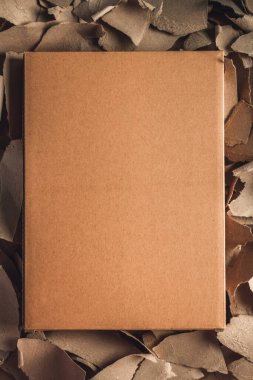 Karton arka plan desenli atık kağıt. Geri dönüşüm konsepti ve kahverengi karton yığını