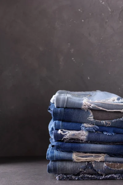 Blå Jeans Denim Hög Vid Bordet Bakgrund Jeans Tyg Hög — Stockfoto