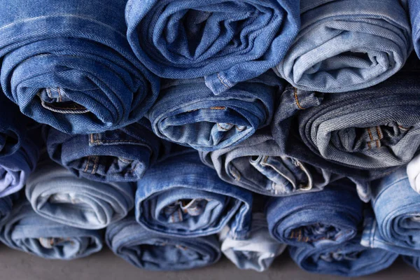 Blå Jeans Denim Hög Vid Bordet Bakgrund Jeans Tyg Hög — Stockfoto