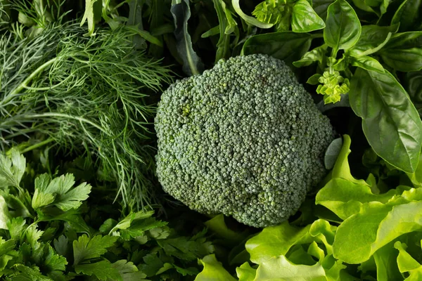 Frischer Brokkoli Und Grünes Gemüse Als Hintergrund Tisch Salatzutaten Auf — Stockfoto