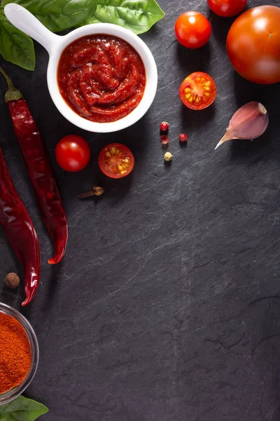 Sos Pomidorowy Świeże Pomidory Liściem Bazylii Czarnym Łupkowym Stole Tła — Zdjęcie stockowe
