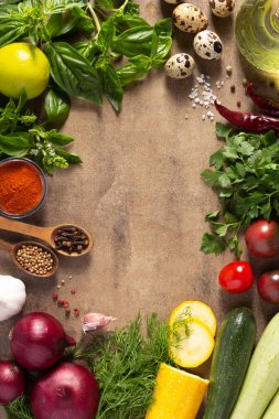 Masa arkasında çeşitli taze sebzeler var. Masa başı görünümünde aşçılık konsepti ve salata malzemeleri