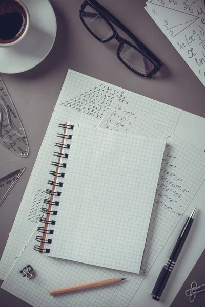 Negocios Estudiantes Lugar Trabajo Suministros Fijos Fondo Mesa Estudiar Concepto —  Fotos de Stock