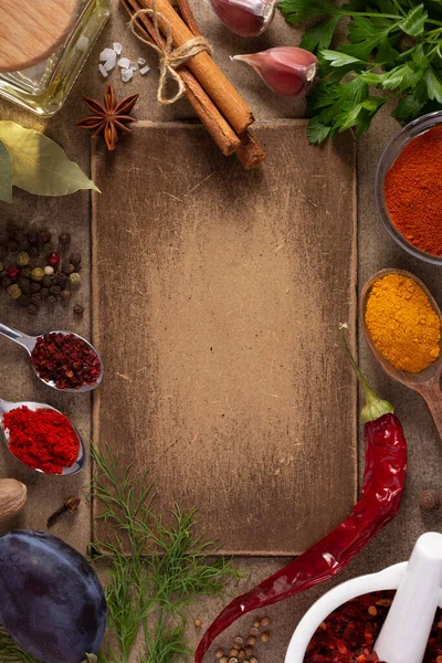 各种调味品和香草 有木刻板的桌子背景 桌面视图中的烹饪概念和配料 图库图片