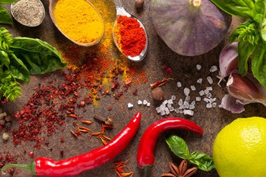 Arka planda çeşitli baharatlar ve otlar var. Yemek pişirme konsepti ve malzemeler masaüstü görünümünde