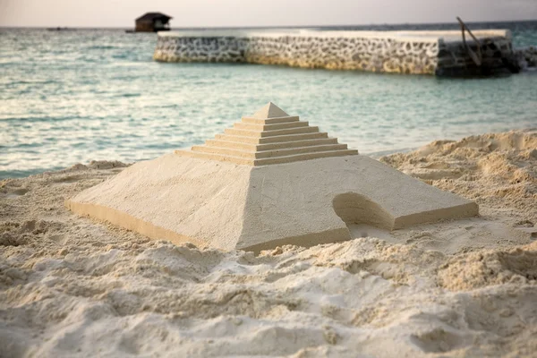 Pyramide am Strand — Stockfoto