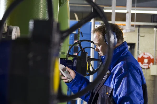 Engineer running tests — Stock Photo, Image