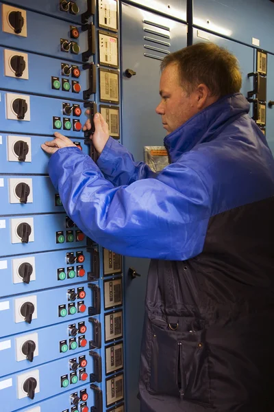 Engineer running tests — Stock Photo, Image