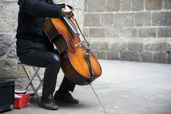 Busker tocando violoncelo — Fotografia de Stock