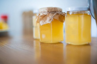 Beyaz arkaplanda bal bulunan kavanozlar