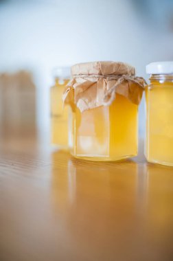 Beyaz arkaplanda bal bulunan kavanozlar