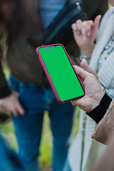 Woman Hand Holding Mobile Phone Vertical Green Screen — Stockfoto