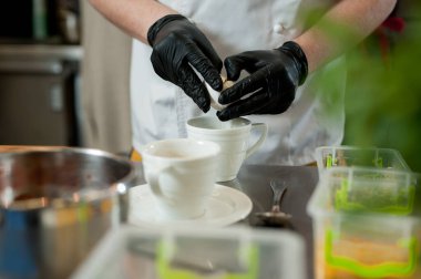 Aşçı sarısını proteinden ayırır..