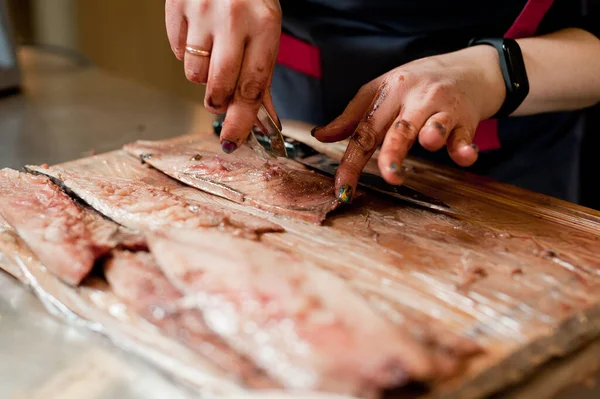 Cook Separates Fillet Fish Clears Bones Mackerel Fillets — Foto de Stock