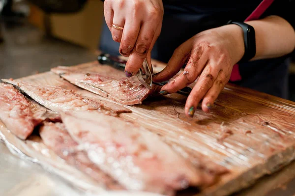 Cook Separates Fillet Fish Clears Bones Mackerel Fillets — Foto de Stock