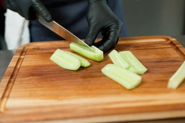 Μάγειρας Κόβει Λαχανικά Μαχαίρι Για Ετοιμάσει Πιάτο Τεμαχισμός — Φωτογραφία Αρχείου